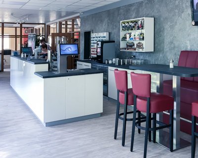 Ferdy’s Gym – Aldenhoven: Theken- & Bistrobereich Blick auf die Theke und der Bistro-Sitzgruppe