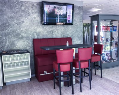 Ferdy’s Gym – Aldenhoven: Theken- & Bistrobereich Bistro-Tisch mit Bank und Stühlen neben der Theke