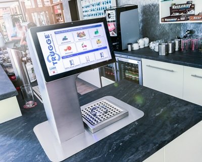 Ferdy’s Gym – Aldenhoven: Theken- & Bistrobereich Getränkeautomat für Getränke während des Trainings