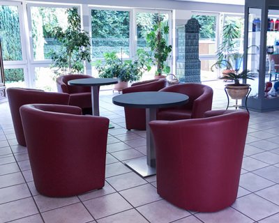 Ferdy’s Gym – Aldenhoven: Theken- & Bistrobereich Sitzgruppe mit roten Sesseln im Bistrobereich