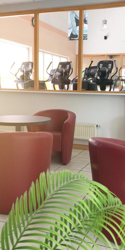 Ferdy’s Gym – Aldenhoven: Bistro Bistro-Sitzgruppe mit Blick in den Cardiobereich