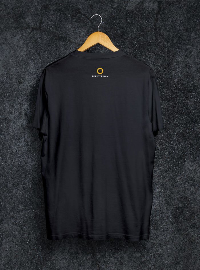 Schwarzes T-Shirt mit Logo im Nacken